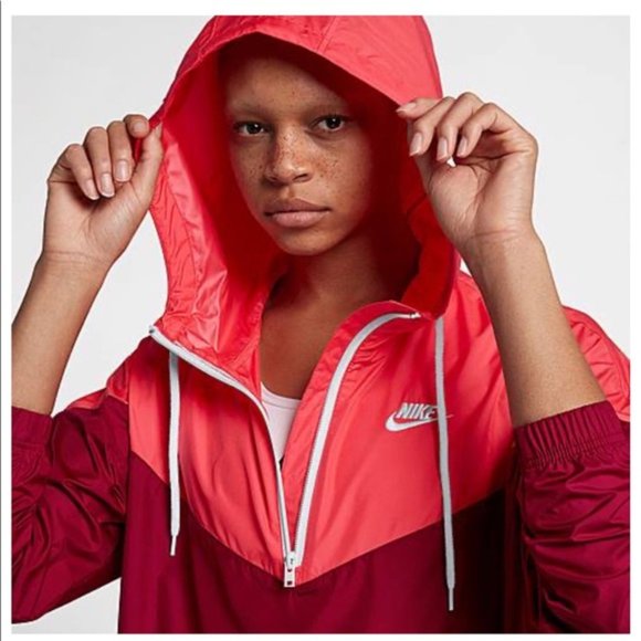 nike crop windrunner